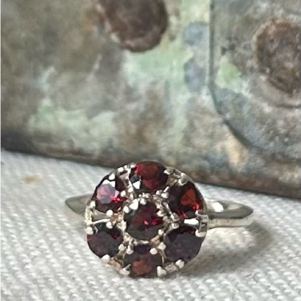 Vintage Sterling and Garnet Ring - Picture 5 of 7